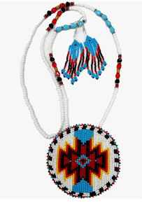 Conjunto de collar y aretes con cuentas culturales que reflejan la artesanía artesanal y el arte tradicional de la joyería. - Product Image 4