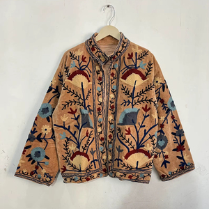 Veste en velours chic bohème pour femme avec broderie florale complexe, veste courte faite à la main pour festivals ethniques - Product Image 1