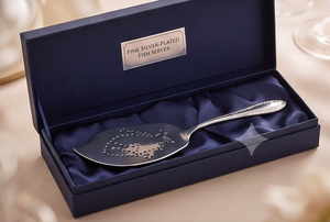 Juego de cuchillo y tenedor para pastel de acero inoxidable estilo vintage con acabado plateado, ideal para bodas y celebraciones elegantes. - Product Image 4