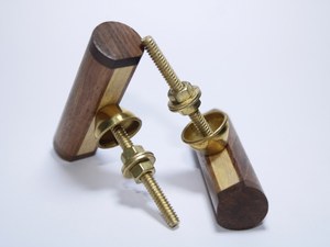 Poignées de meuble en bois d'acacia bicolore faites à la main en forme de T |   Boutons de tiroir décoratifs modernes pour quincaillerie de meubles |   Bois naturel et laiton - Product Image 6