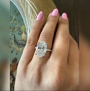 Anillo de diamante de corte ovalado de lujo cultivado en laboratorio en oro de 9K, 14K y 18K para mujer, perfecto para regalo de compromiso, boda y aniversario. - Product Image 4