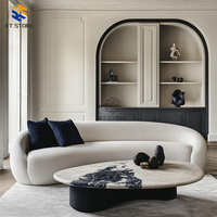 Table basse en marbre français de luxe, présentant des objets décoratifs, design moderne, salon, villa, hôtel, table en marbre