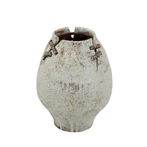 Vase en céramique blanc mat avec col craquelé rustique fait main et accents dorés - Product Image 1