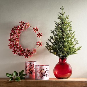 Vibrante corona de lirios metálicos rojos para pared, con detalles dorados brillantes en flores hechas a mano, para una decoración del hogar impresionante. - Product Image 6