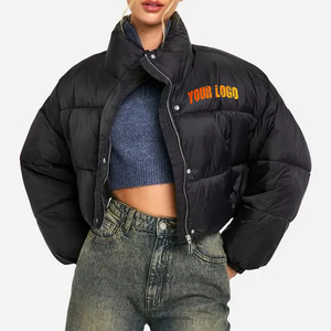 Chaqueta de Invierno Acolchada de Algodón con Cierre de Burbuja, Color Negro Sólido, con Logotipo Personalizado, Manga Larga, Bordada, para Mujer - Product Image 2
