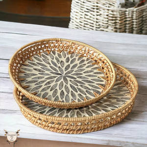 Bandeja Redonda de Ratán con Incrustaciones de Madreperla |   Bandeja de Mosaico Tejida a Mano, Bandeja Decorativa de Mimbre Lacado, Cesta para Alimentos (Negra) - Product Image 3