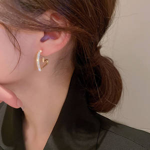 AMBER JEWELS T-2810 Pendientes de tuerca con forma de corazón, chapados en plata 925, moissanita, engaste minimalista en canal, para mujer, fiesta romántica - Product Image 2