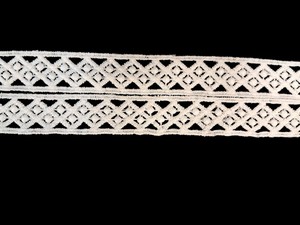 ลูกไม้โพลีเอสเตอร์สีขาวคุณภาพพรีเมียม – ริบบิ้นลูกไม้ลายเพชรเรขาคณิตพร้อมจุดประดับสำหรับเสื้อผ้า - Product Image 3