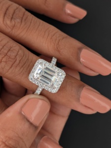 Bague de fiançailles en moissanite taille émeraude 3 carats avec halo, plaquée rhodium, or blanc massif 14 carats, luxe, tendance, pour anniversaire ou soirée - Product Image 3