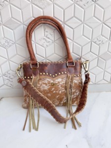 Bolso tote de cuero genuino con flecos y grabados bohemios para mujer, estilo clásico occidental, bandolera de piel con pelo. - Product Image 1