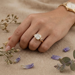 แหวนหมั้นเพชรทรงคุชชั่นเซ็ตแบบเบเซล 14K ทองคำ ประดับเพชรแล็บโกรว์ 3 เม็ด พร้อมใบรับรอง IGI สำหรับวันครบรอบแต่งงาน - Product Image 6