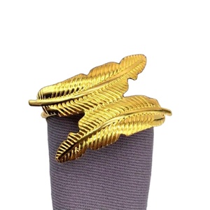 Anneaux de serviette décoratifs en forme de feuille pour mariage, artisanat métallique fait main, porte-serviettes décoratif pour vaisselle, anneaux métalliques personnalisés pour serviettes - Product Image 1