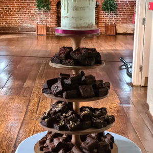 Support à gâteau réglable en bois, écologique et fait main, pour boulangeries et événements - Product Image 1