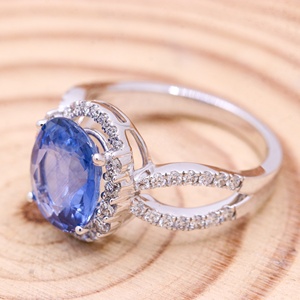 Bague de fiançailles en or blanc 18 carats avec saphir bleu naturel ovale et halo de diamants, à double sangle, Memoria Jewels - Product Image 6