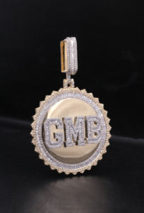 Colgante Personalizado de Aleación Chapada en Oro con Diseño de Hielo y Diamantes Esmerilados Estilo Hip Hop - Product Image 2