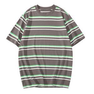 เสื้อยืดคอกลมสีเทาอมเขียวลายทาง แขนเสื้อแบบล็อค ผลิตจากเส้นด้ายโพลีคอตตอนเนื้อนุ่ม ระบายอากาศได้ดี เหมาะสำหรับใส่ในชีวิตประจำวัน - Product Image 3