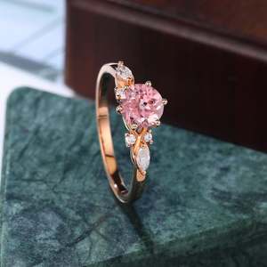 Bague de fiançailles en saphir rose de laboratoire, accentuée de diamants taille ronde, en or massif 14 carats ou en argent, bijoux de mariée - Product Image 1