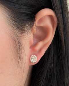 Boucles d'oreilles clous en diamant de laboratoire taille coussin, or massif 14k 18k, sertissage délicat, 3,20 carats, couleur DEF, certifiées IGI, style minimaliste - Product Image 2