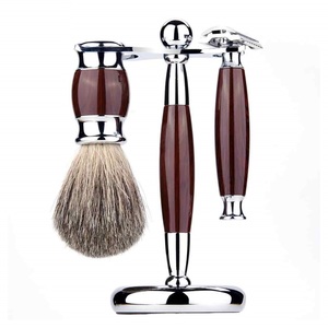 Ensemble de rasoir de sécurité 3-Pro avec manche en bois, brosse à raser et support, poils de blaireau - Product Image 1