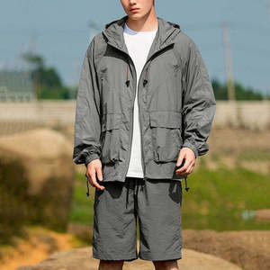 Ensemble de survêtement décontracté d'été pour homme, veste coupe-vent grise à capuche avec short à cordon de serrage, en polyester léger, design uni, complet - Product Image 1