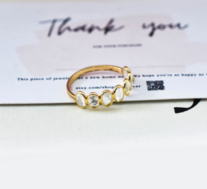 Hermoso Anillo de Oro Amarillo de 14K con Incrustaciones de Piedras de Luna Arcoíris Naturales en Forma Ovalada - Product Image 6