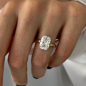 Bague de fiançailles tendance en or jaune 18K 14K bicolore avec halo caché de diamants de laboratoire taille coussin et taille ronde de 4 carats, certifiée IGI - Product Image 1