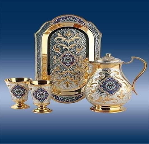 Magnifique théière blanche et dorée ornée de motifs, accompagnée de six tasses assorties sur un plateau fleuri. Articles de luxe disponibles à prix de gros. - Product Image 2