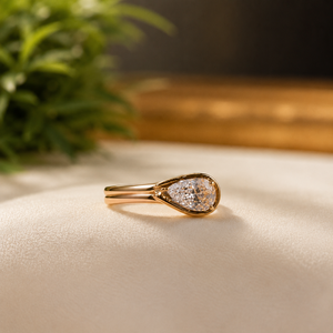 Bague d'anniversaire classique en moissanite avec diamant taille poire serti clos, plaqué or jaune 18 carats, pour femme - Product Image 1