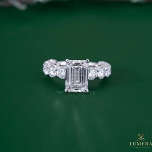 แหวนเพชรทรงเอเมอรัลด์คัทคุณภาพพรีเมียม แหวนทอง 14k ประดับเพชรรอบด้านแบบพาเว่ ตัวเรือนแบบยูคัทพรอง ห้าวงแหวนซ่อนแบบฮาโล สไตล์วินเทจ - Product Image 1
