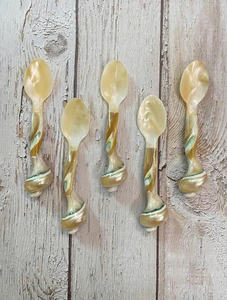 Cuillère en coquillage naturel finition nacrée, faite à la main, décorative pour la mise en scène de table, la décoration intérieure et une présentation élégante - Product Image 6