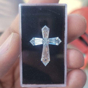 Diamant de laboratoire exclusif en forme de croix |   Diamant en vrac certifié IGI, taillé sur mesure, pour bijoux de luxe - Product Image 2