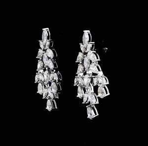 Boucles d'oreilles pendantes de luxe en or blanc avec diamants taille poire, élégantes, pour mariée, mariage, fiançailles, cadeau, soirée, style chandelier - Product Image 2