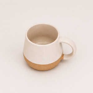 Mug en céramique artisanal moderne avec fond martelé et anse émaillée, compatible lave-vaisselle et micro-ondes, pour la maison, le café, ou comme cadeau - Product Image 5