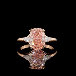 แหวนหมั้นเพชรเพาะเลี้ยงสีชมพูทรงคุชชั่น 2.75 กะรัต รับรองโดย IGI ทองคำแท้ 18K ประดับเพชรสามเม็ด สำหรับงานแต่งงาน - Product Image 1