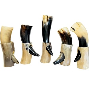 Corne à bière viking artisanale avec base en bois, tasse en corne de bœuf naturelle pour reconstitution historique et décoration - Product Image 6