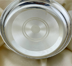 Assiette de service ronde en métal argenté poli, motif moderne, pour table à manger - Product Image 5