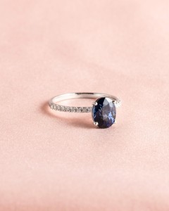 Anillo Clásico Ovalado de Zafiro Azul para Mujer, Plata Rodiada con Banda Pavé de Diamantes Cultivados en Laboratorio - Product Image 3