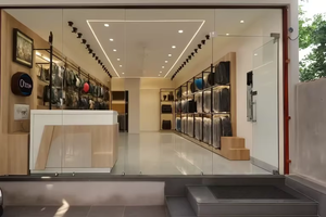 Conception d'intérieur élégante pour grands magasins, aménagement moderne de boutiques de détail, agencement intelligent, présentoirs et étagères pour produits - Product Image 3