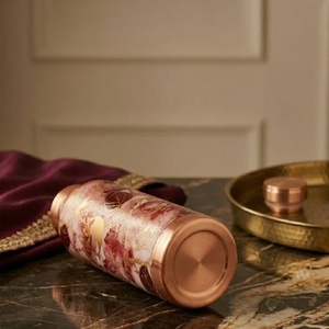 Bouteille d'eau en cuivre pur à imprimé floral, récipient décoratif ayurvédique pour le bien-être, bouteille d'eau en métal élégante et étanche - Product Image 3
