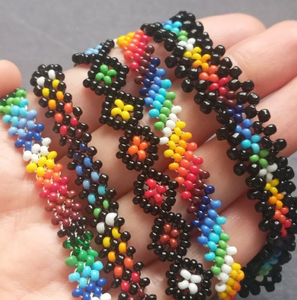 สายรัดข้อมือลูกปัดสีแดงเข้มสไตล์มินิมอล ประดับด้วยลูกปัดกลมขนาดเล็ก ตัวคั่นสีทอง สายปรับได้ มีจำหน่ายในราคาขายส่ง - Product Image 5
