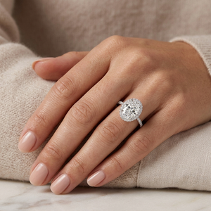 Bague de fiançailles de luxe en or blanc 14 carats avec halo solitaire, taille ovale, certifiée IGI, 2,00 carats, clarté VS1, couleur F, cultivée en laboratoire - Product Image 4
