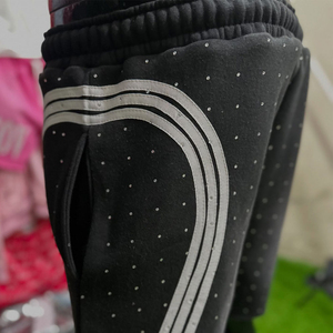 Shorts décontractés pour hommes en polyester 100 % personnalisés, effet délavé vintage, avec logo personnalisé en strass, épais, écologiques et respirants - Product Image 4
