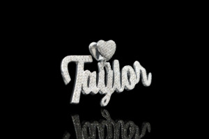 Colgante con Nombre Taylor, Chapado en Plata, Aleación con Cristales de Estrás, Corte Corazón, Regalo Moderno para Mujer - Product Image 1