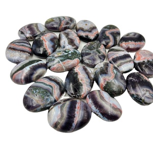 Piedra de Palma de Amatista Natural Ovalada Rayada Tallada y Pulida a Mano para Meditación, Reiki, Energía y Venta al por Mayor - Product Image 6