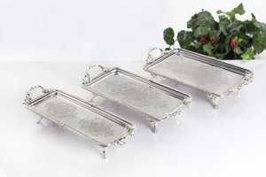 Plateau de service moderne en métal argenté pour mariage avec poignées gravées ornées et design sur pieds, plateau décoratif pour café - Product Image 3
