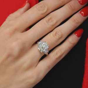 Anillo Moderno de Tres Piedras con Corte Cojín de Diamante Moissanita, Plata 925 Original, Joyería Fina para Aniversario, Regalo Encantador para Pareja - Product Image 4