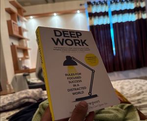 Reglas para el trabajo profundo: éxito concentrado en un mundo distraído, libro en formato paperback de Cal Newport, Master Focus, Mentalidad del Éxito, formato paperback - Product Image 1