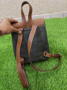 Sac à dos unisexe de luxe personnalisé en cuir véritable bicolore léger avec cadre externe et bandoulière antivol pour femme – Collection été - Product Image 4
