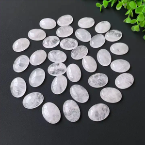 Venta al por Mayor de Gemas de Cuarzo Cristalino Natural Transparente en Forma Ovalada con Reverso Plano para la Fabricación de Joyas - Product Image 1