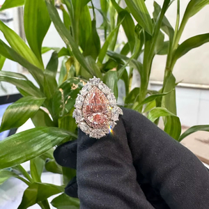 Bague de fiançailles élégante en or blanc avec diamant rose taille poire et pierres latérales, design raffiné et personnalisé, qualité supérieure pour femme - Product Image 1